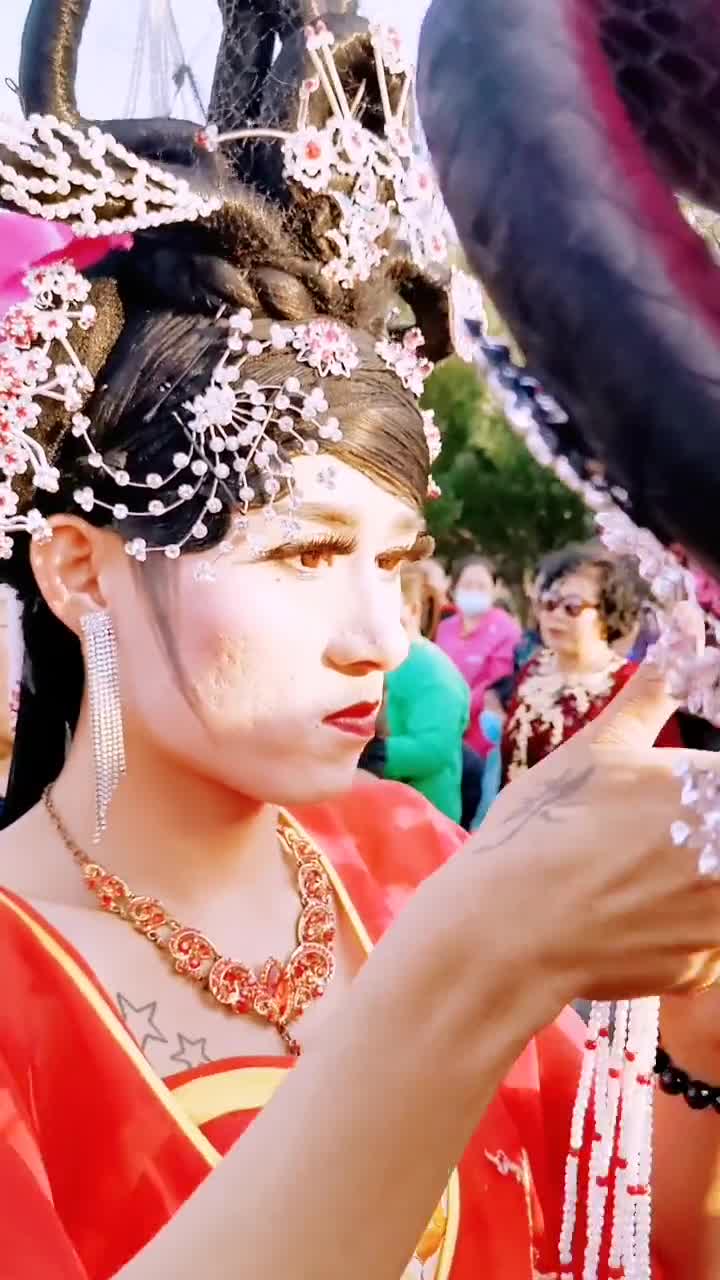 鹏家军反串秧歌汇演.