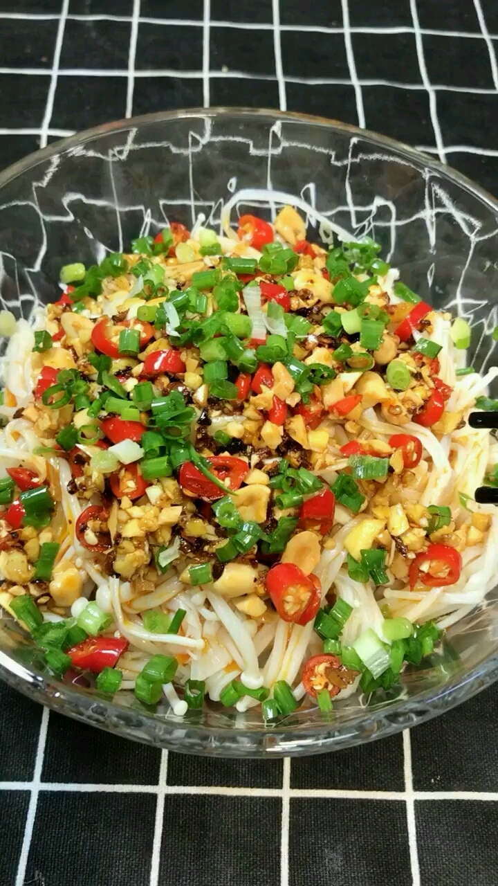 捞汁金针菇没有凉菜的夏天不完整,一道开胃拌菜带给大家,希望大家喜欢