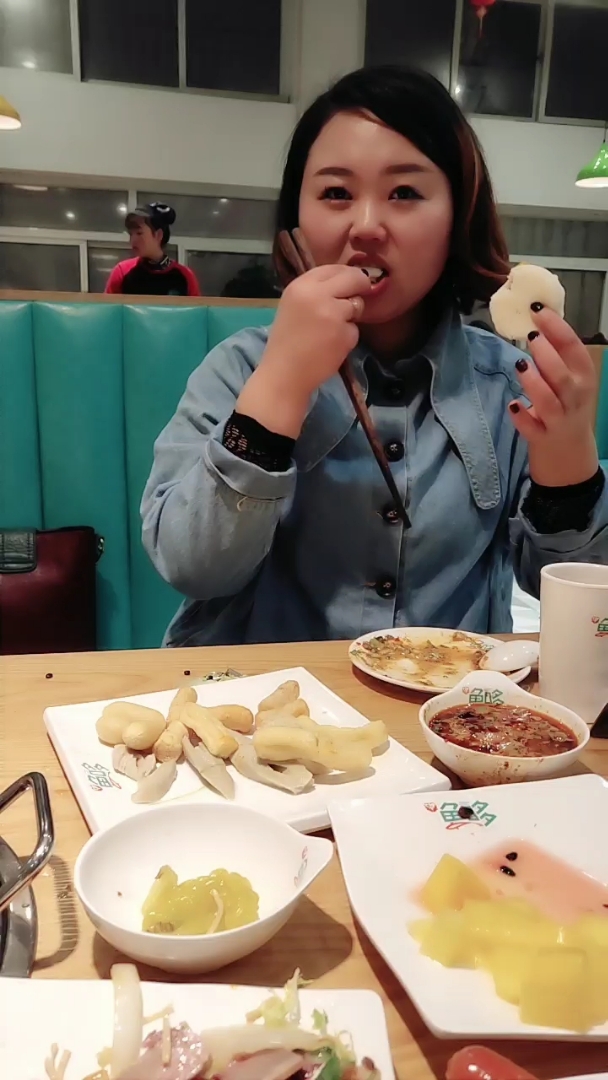 看淑女是怎么吃自助餐的?