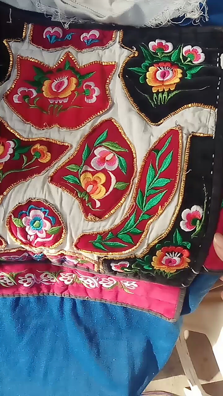 全民小助手 贵州自己妈妈做的手工背带,背了好几个小孩有7-8年了,一