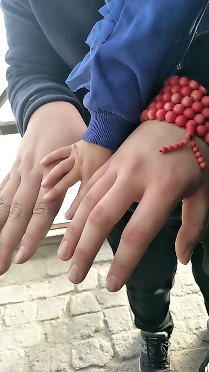 哥三比手大小呢.