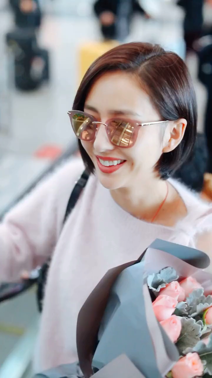 九九重阳#近距离的佟丽娅,五官精致笑容迷人!