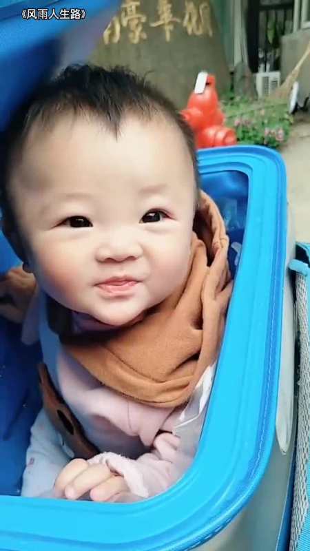 这个小女孩叫霏儿,她跟着爸爸送外卖已经是第三个年头了
