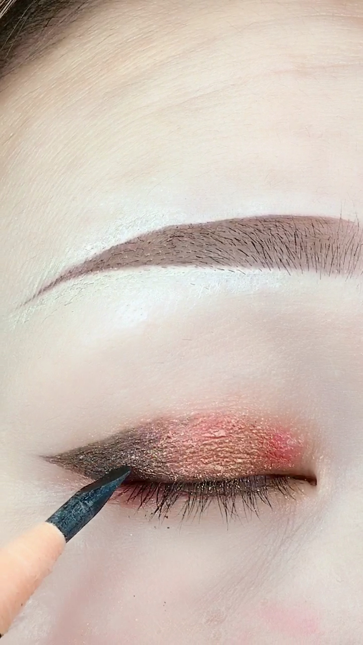 当下流行用眉笔画眼影