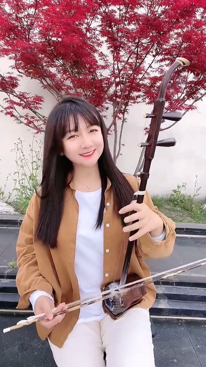 经典老歌#美女二胡拉奏,刘三姐经典《山歌好比春江水》,演绎的情深意