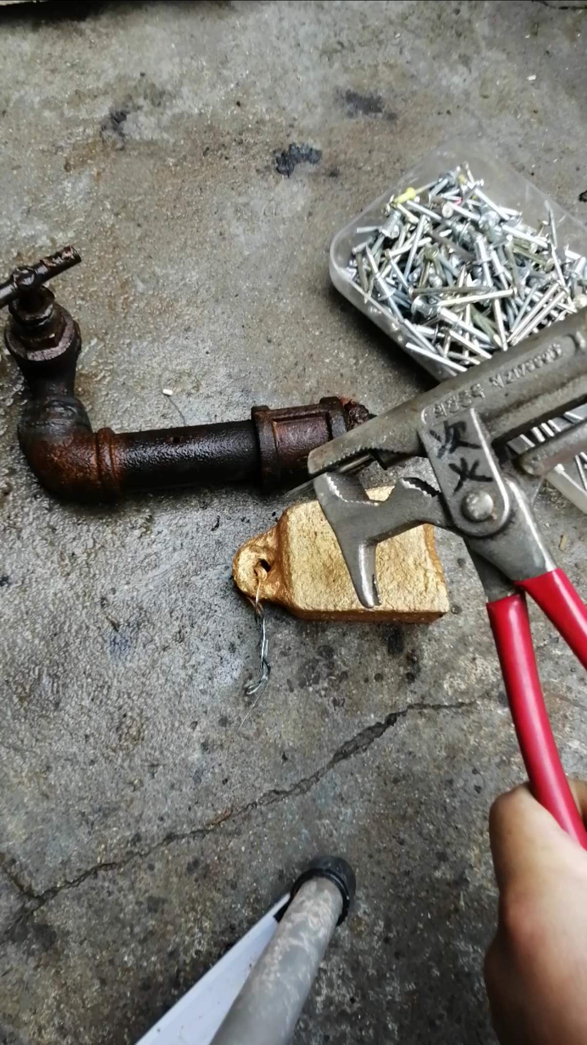 万能砸钉神器看看能不能把黄金砸开