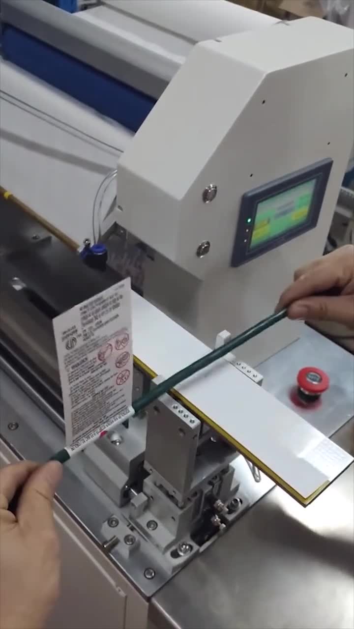 第一次见自动化打标签机器,一秒一个效率高,再也不会贴歪了!