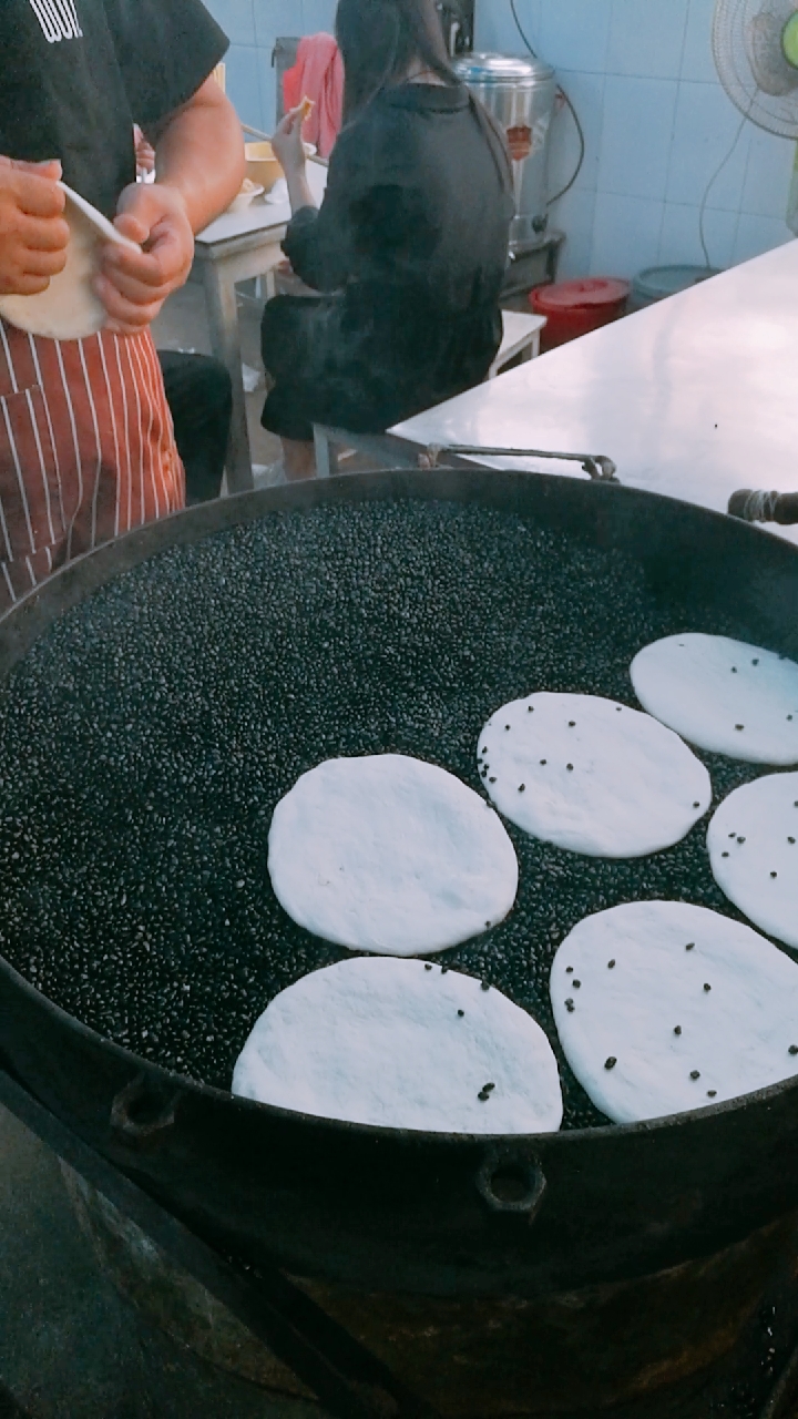 石子饼夹凉粉,老灵宝人记忆深处最值得回味的活化石级自然美食.