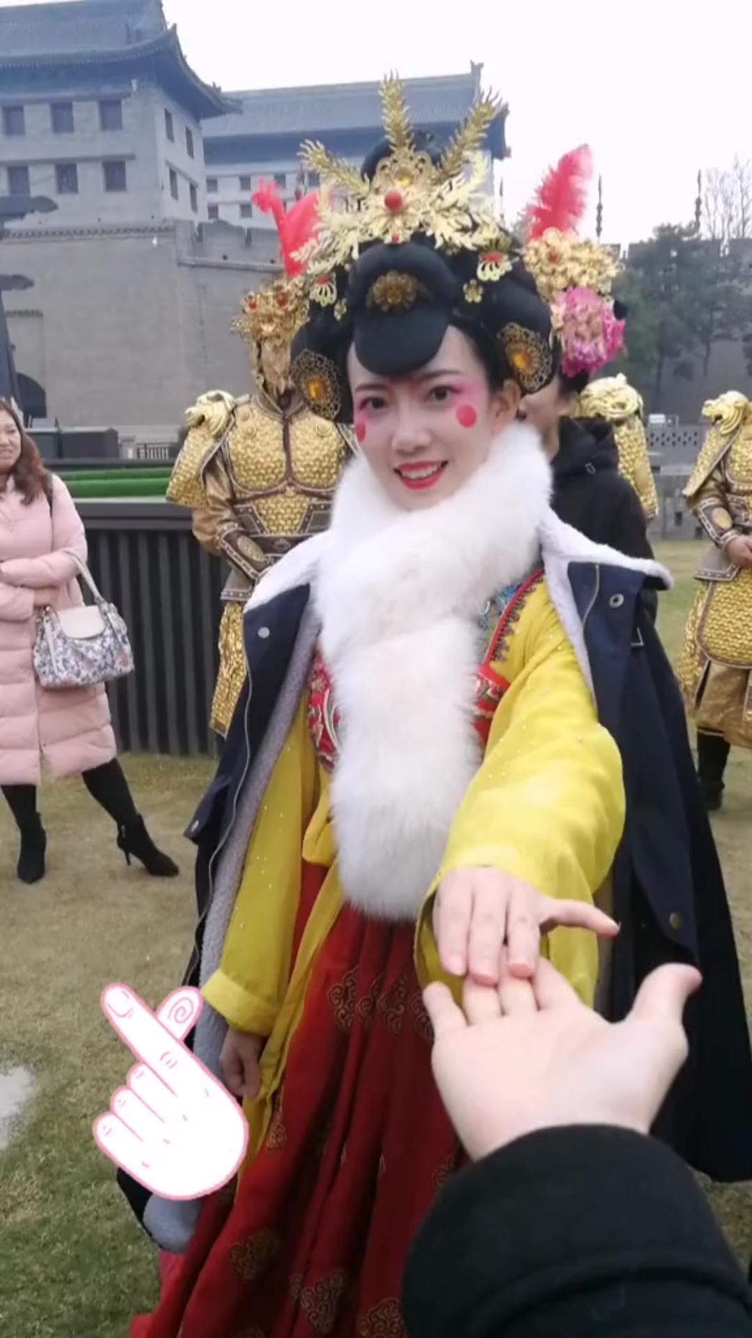 大唐不夜城不倒翁小姐姐#不倒翁小姐姐 小姐姐,摇一下吧!