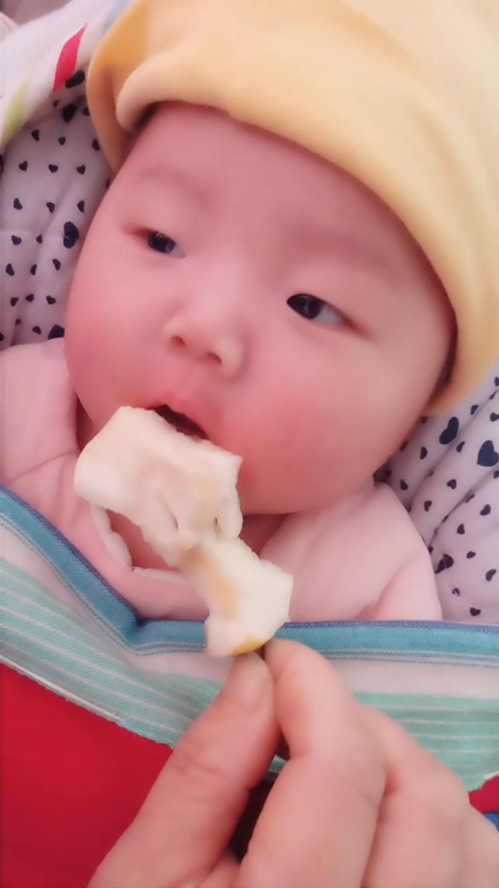 俩月宝宝吃梨  真带劲