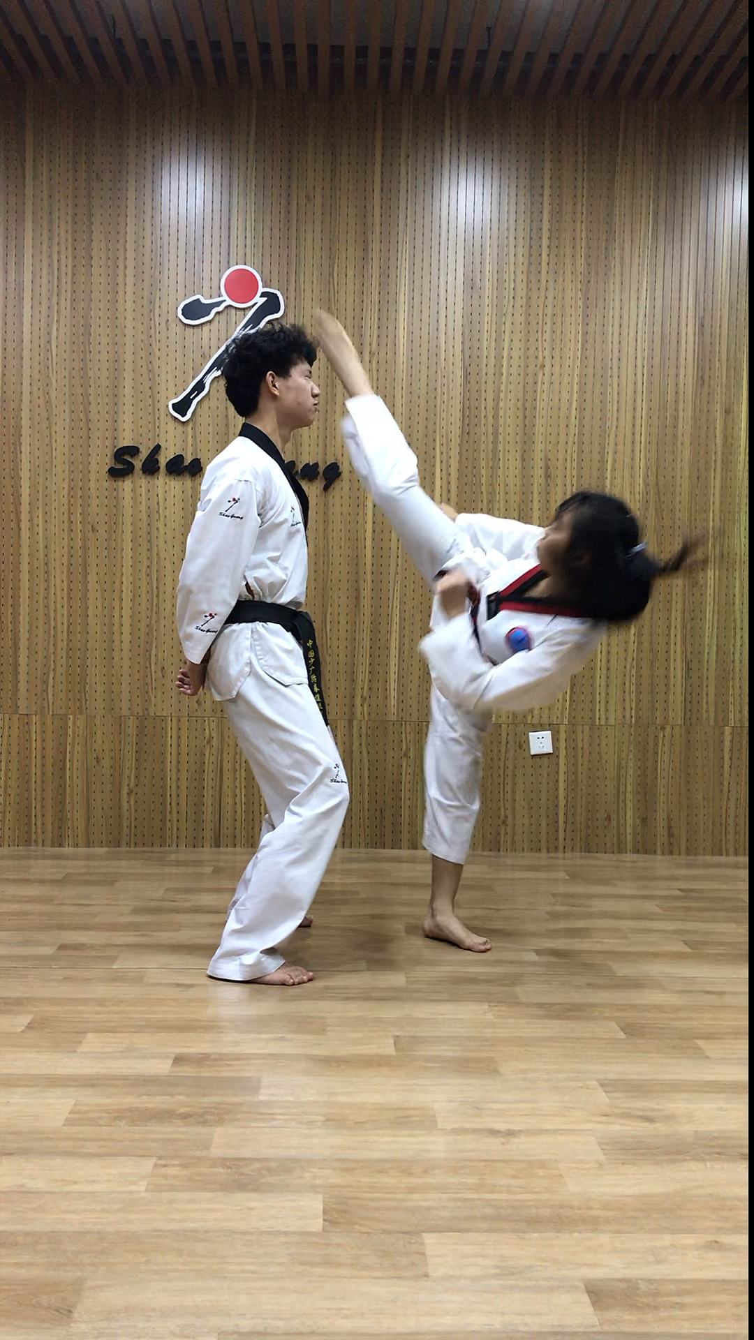 跆拳道#踢脑门儿顶的乒乓球