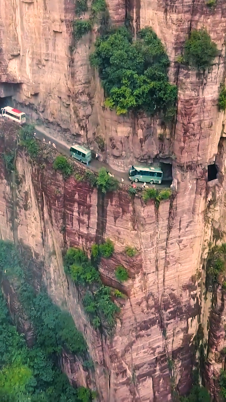 举起手来拍摄地,由郭亮村三十位村民纯手工打造的绝壁天路-度小视