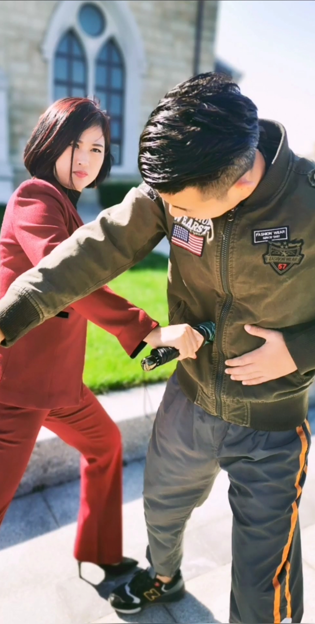 女子擒拿#女生被人打脸,不会用拳怎么办,这样做