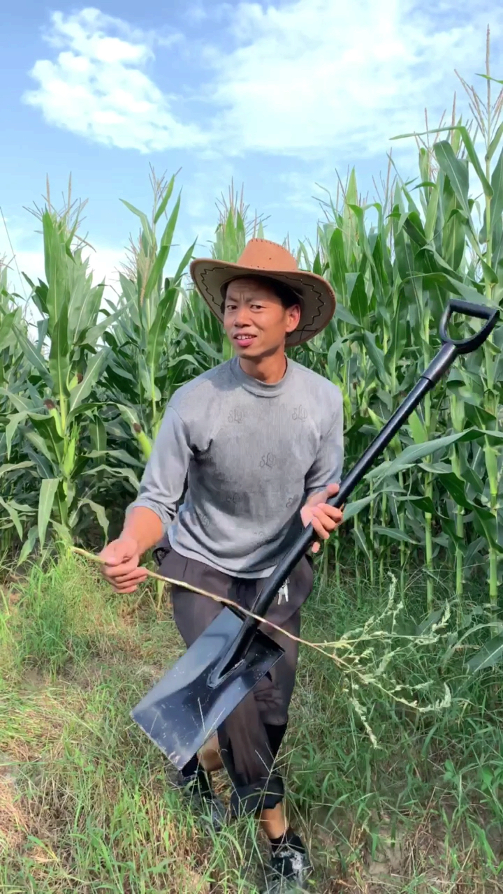 开学季#农村大哥自娱自乐上演铁锹独奏 赛马