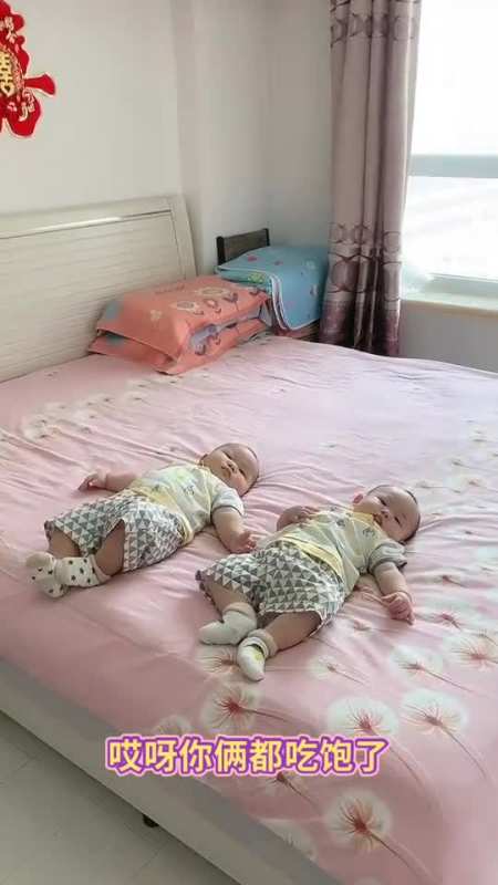 %龙凤胎宝宝的日常生活长的像吗