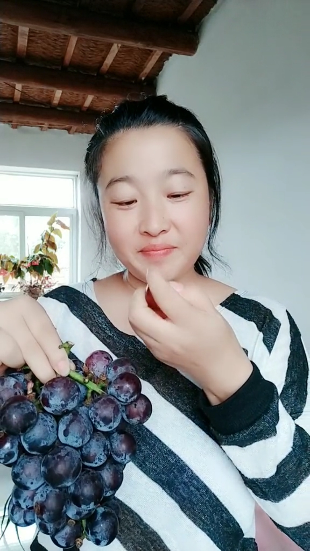 女孩吃葡萄表情包图片