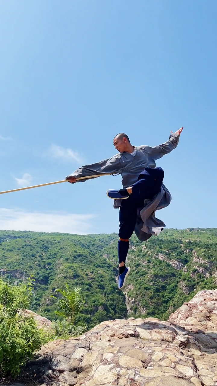 少林功夫#从容面对,一定要旗开得胜,舞一段少林棍为奥运出征战士诵行