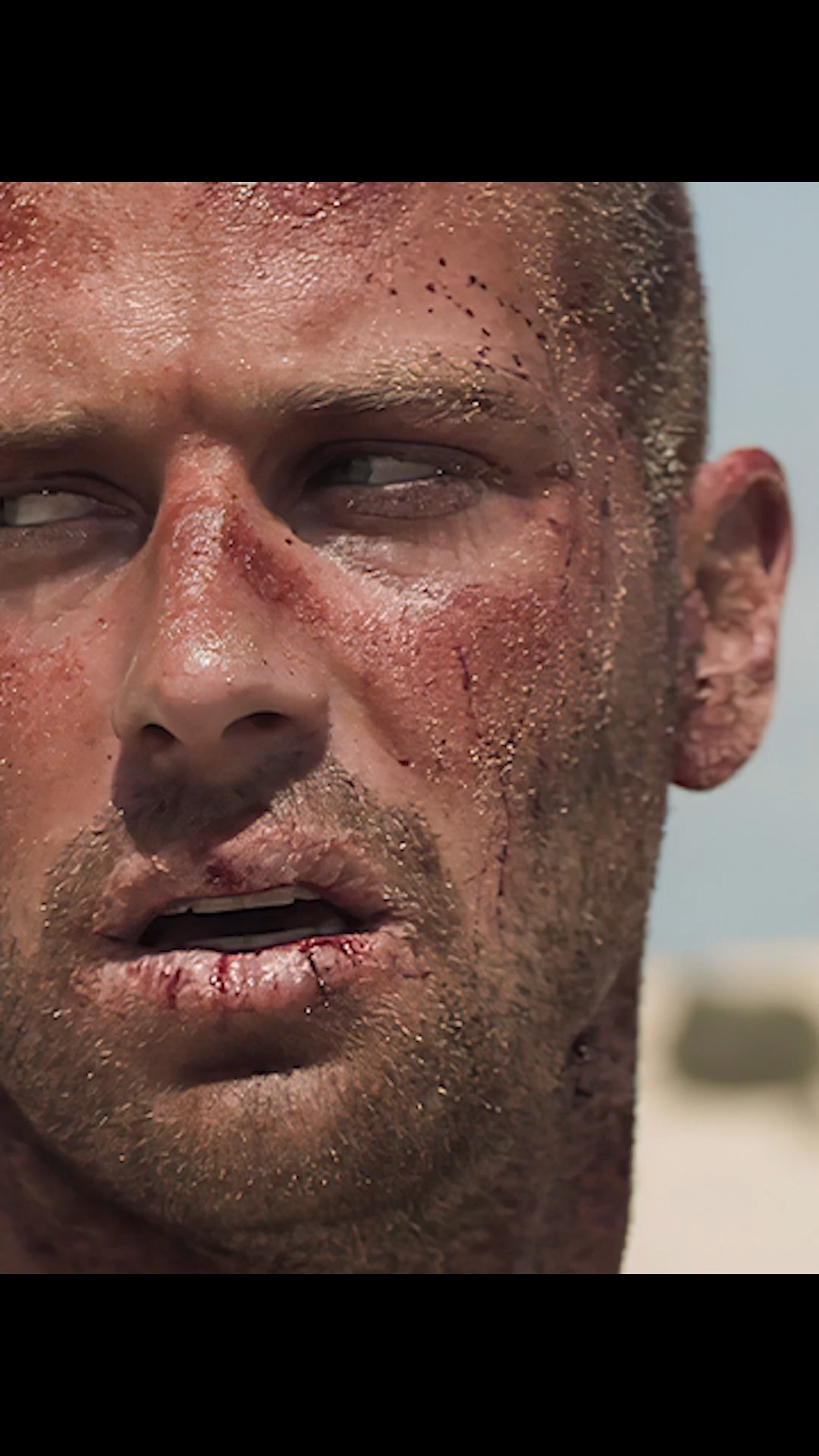 电影解说#狙击手被地雷困在沙漠52小时,他将如何获救?《亡命雷区》