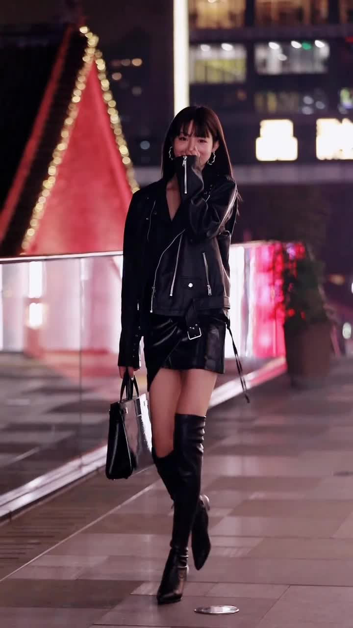 小姐姐一身皮衣打扮,酷中带着小性感!