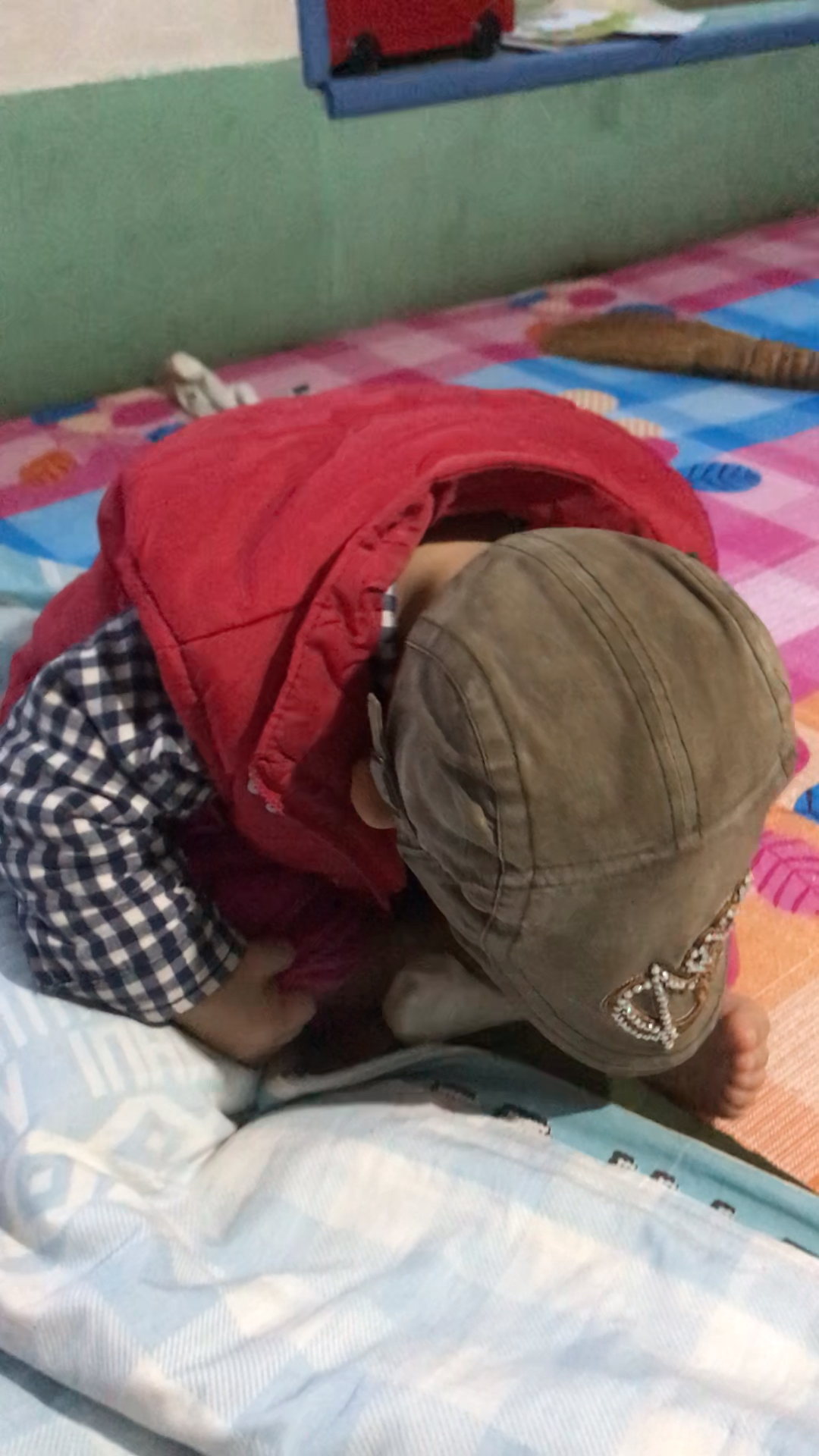 看,这小孩自己吃脚呢!