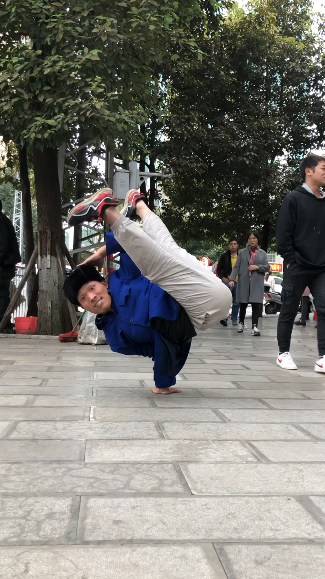 云南街头老头跳街舞