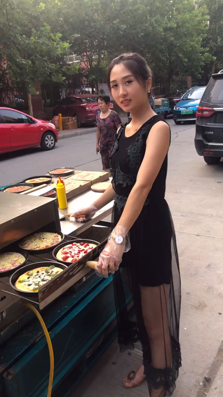 美女辞职后摆摊披萨第三天