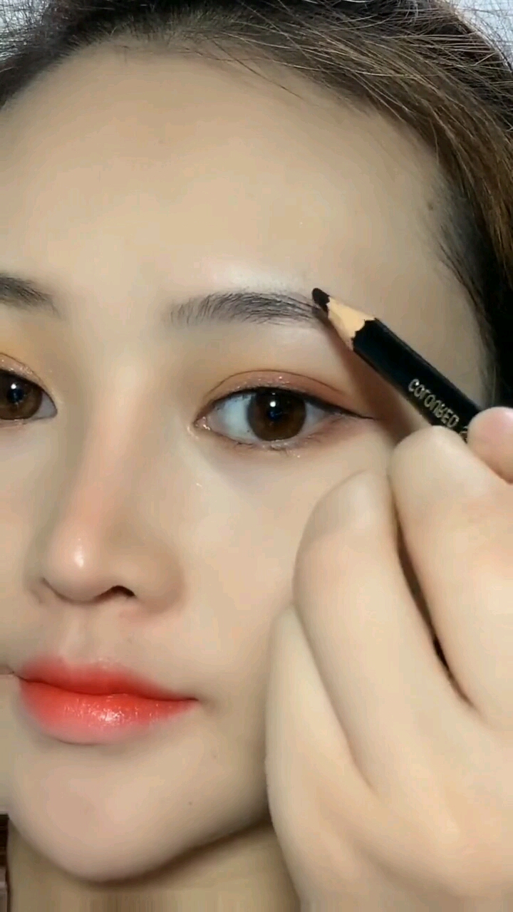 这是一款落尾眉毛这样化显得特别的自然显瘦!