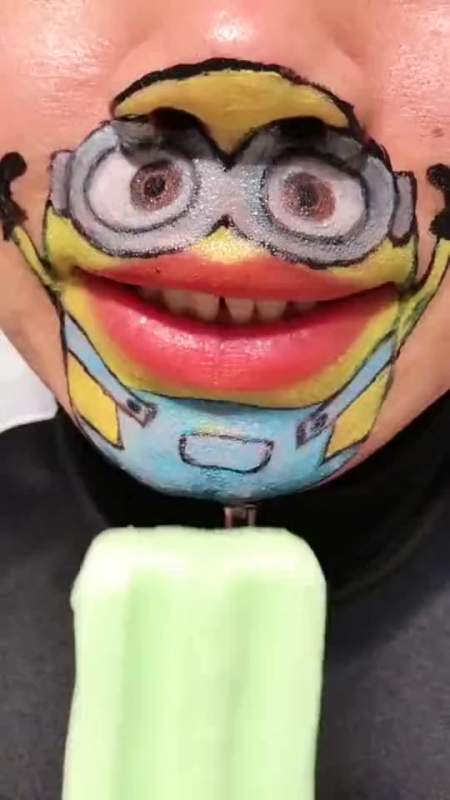 搞笑段子小伙脑洞太大了竟然在脸上作画这小黄人的嘴巴好性感