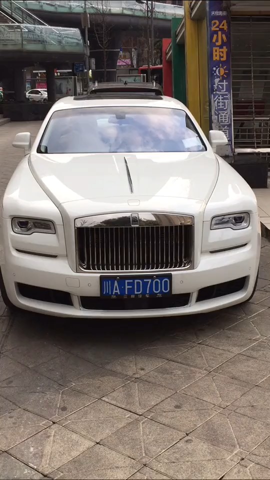 成都热门街拍随处可见的豪车,不愧是中国豪车第三城