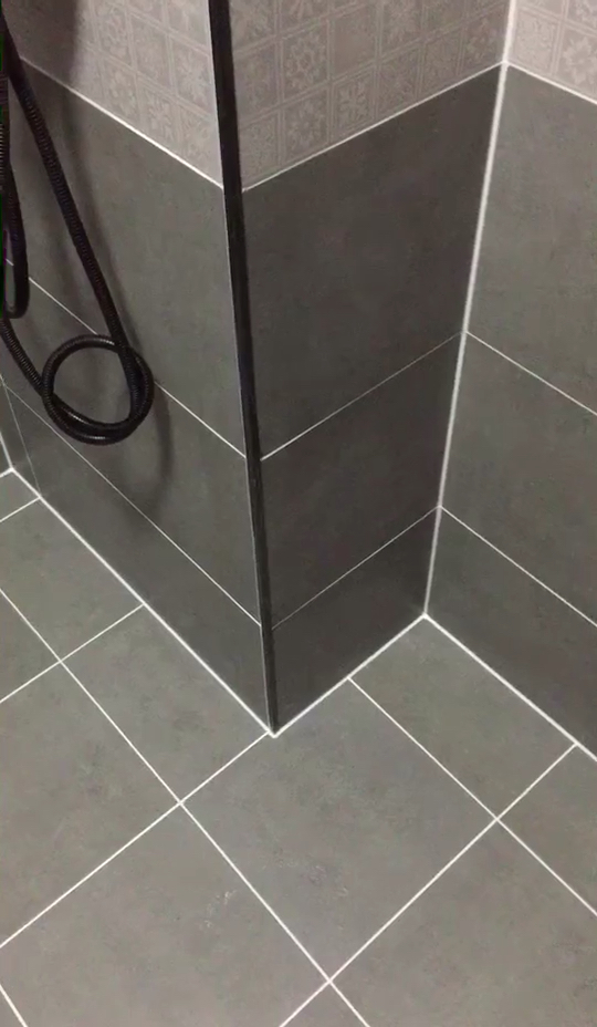 卫生间瓷白色美缝