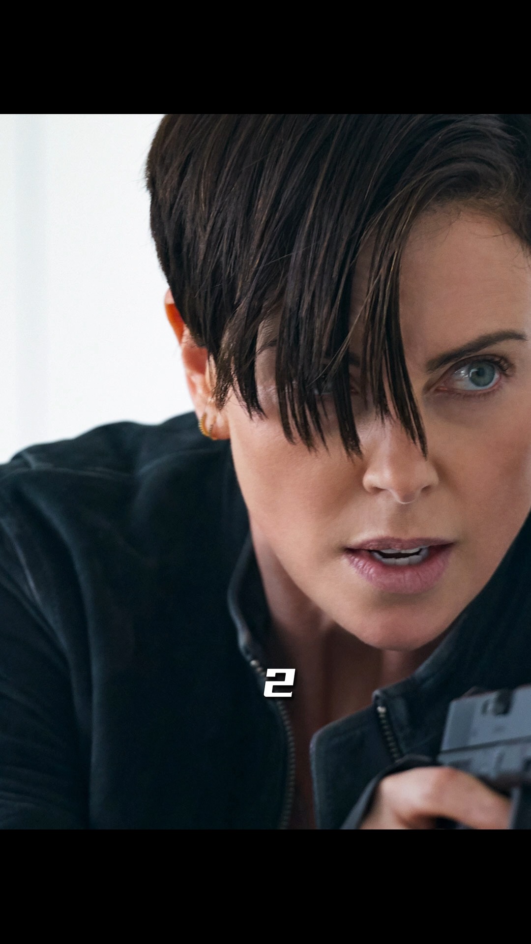 一个超帅的不死女兵,带领小弟们抵抗外敌~《永生守卫》