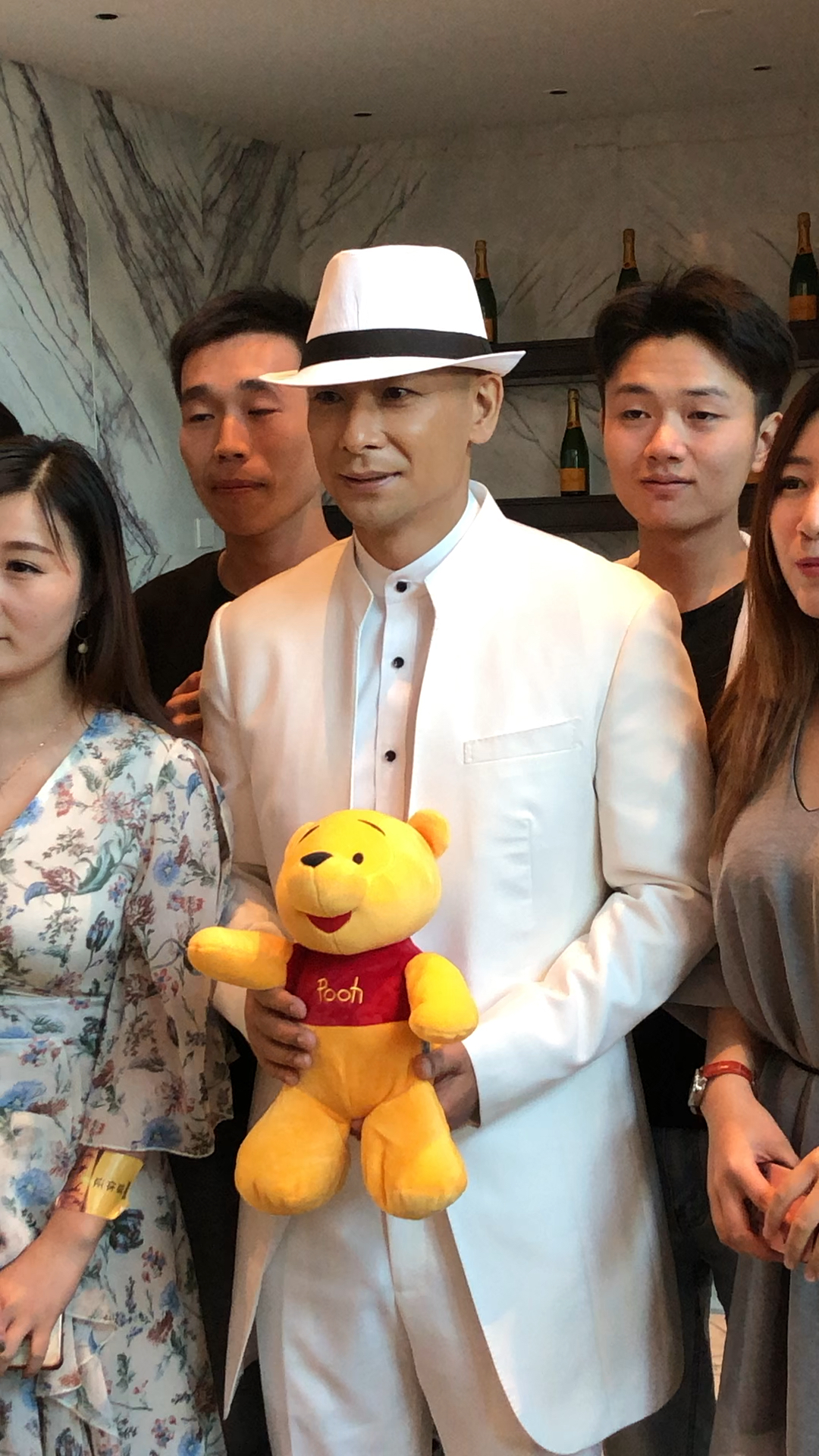 赵文卓和粉丝合影 老戏骨