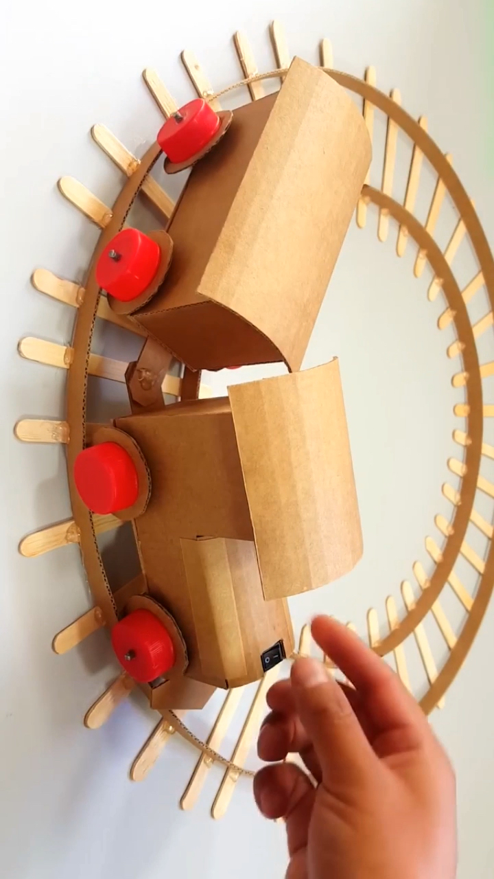 自制的小火车,轨道一开,溜到飞起!