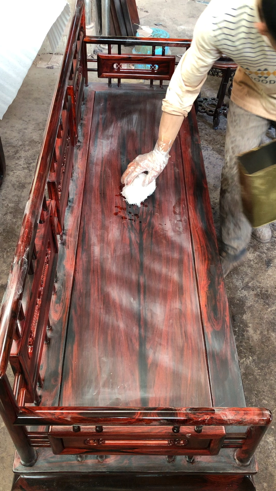 传统生漆工艺,就是这么好一擦就亮了,支持传承支持手艺人