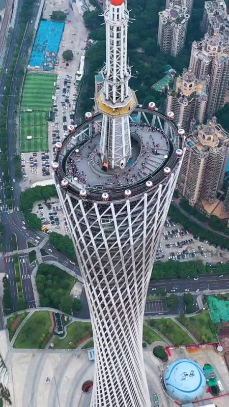 爬上300米楼顶起飞,才拍下了800米下500多米的广州塔全景,看人群如蚂