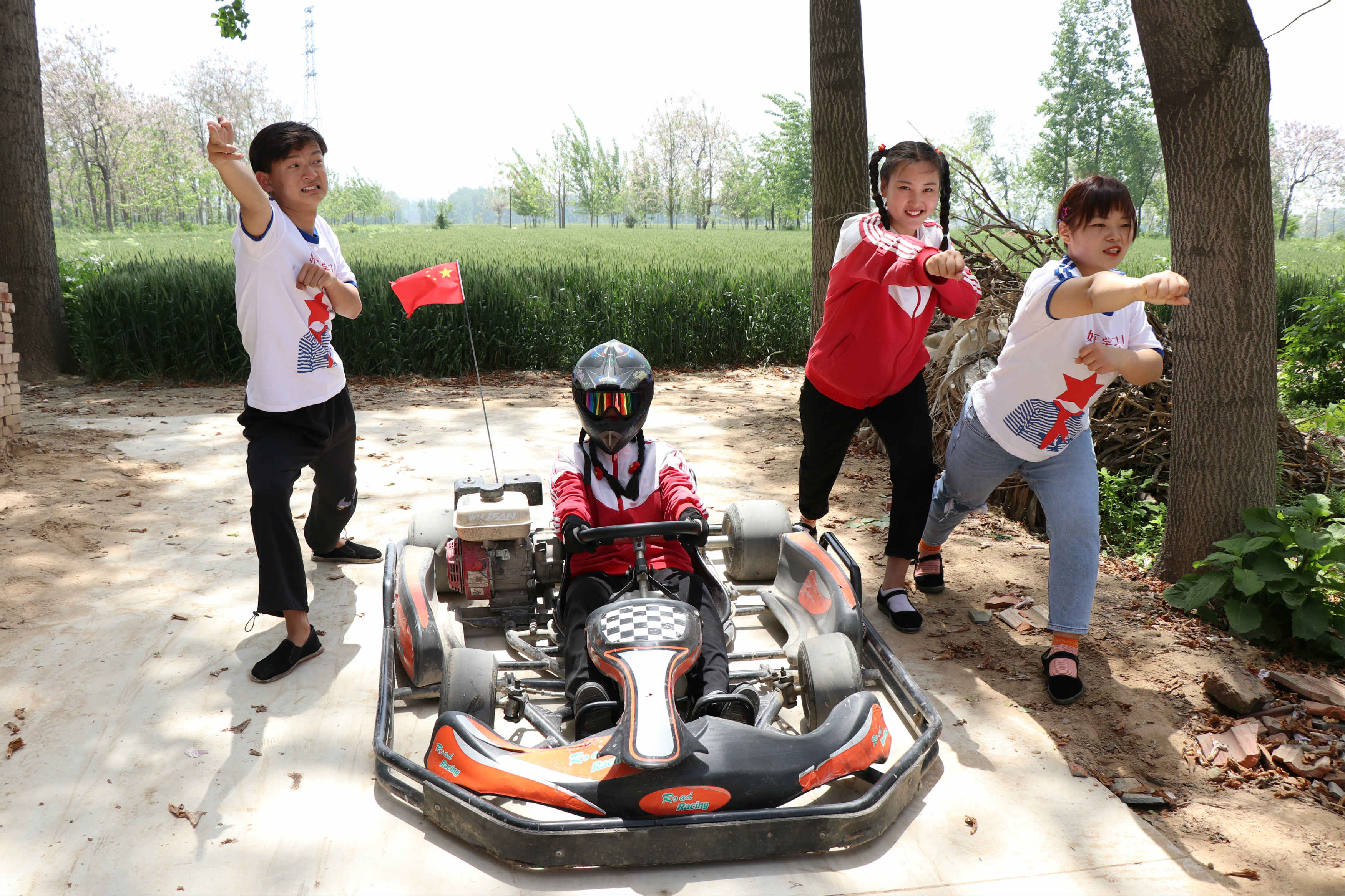 卡丁车:小伙伴们一起玩卡丁车,没想小雨第一次玩就这么炫酷
