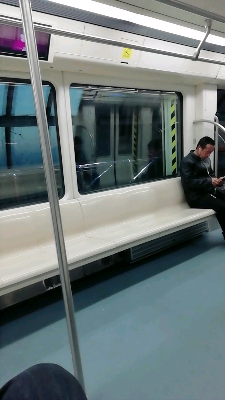 今天天气清朗,稍微有点冷,坐轻轨上班中.