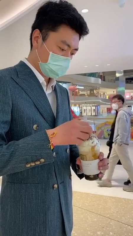 大叔排队给我买奶茶的样子跟追我的时候一模一样,谢谢你一如既往的爱