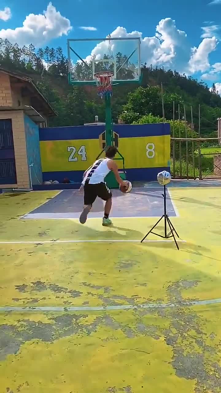 篮球小哥哥现场教学,变向拉杆上篮,一看就会一学就会!