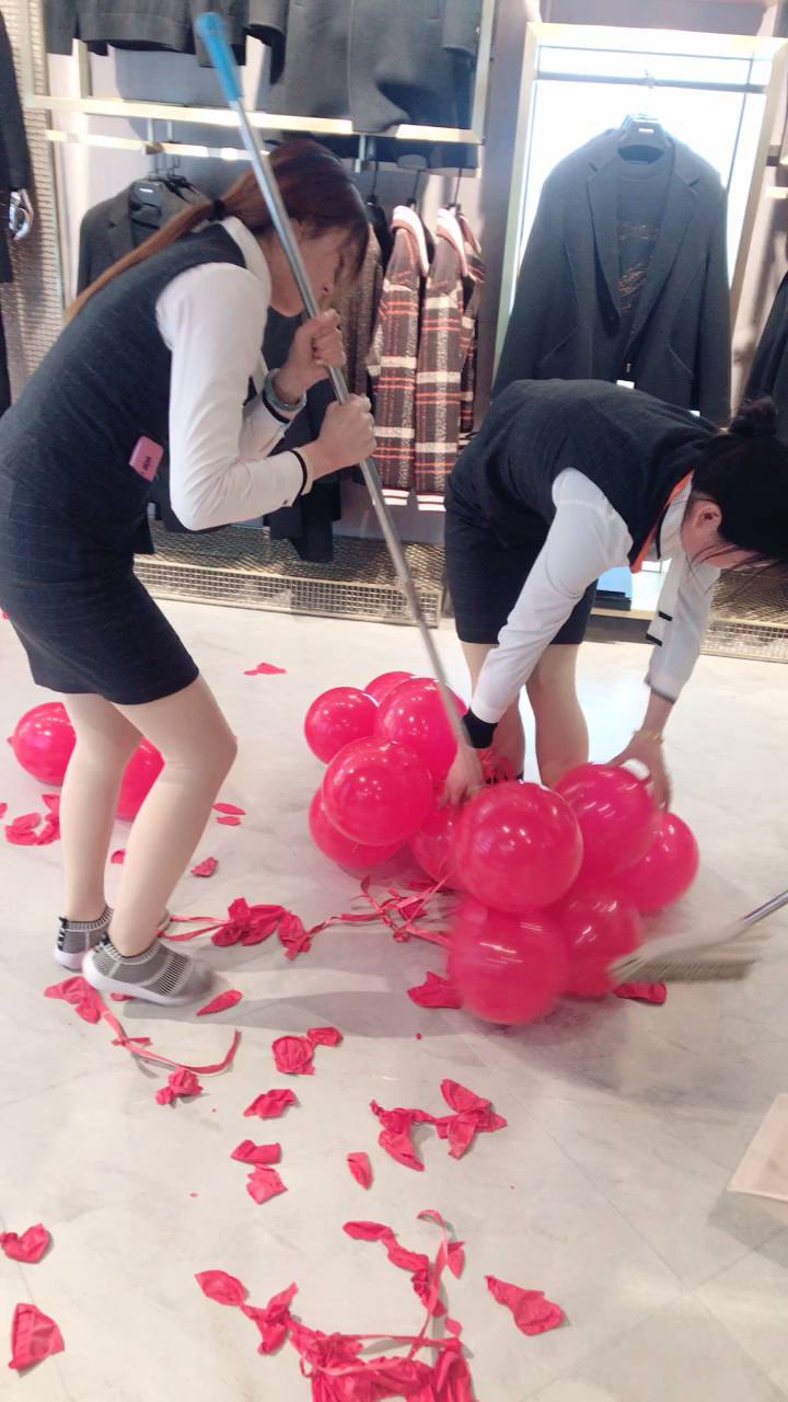 扎气球的美女小姐姐,姿势美爆了