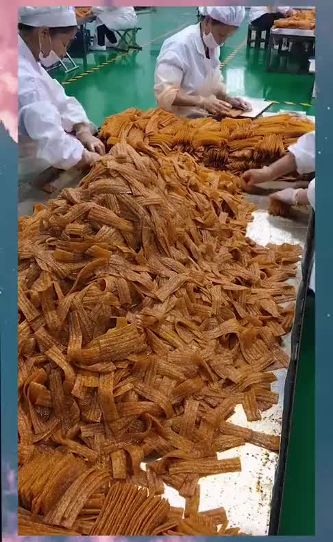 实拍辣条加工厂,那里面真叫一个干净卫生,成功刷新了我的认知!