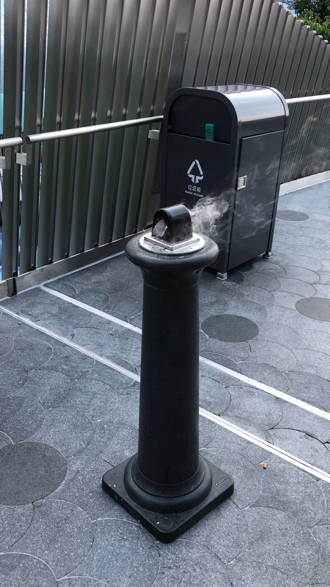 迪士尼乐园的某处灭烟处烟烟不息啊