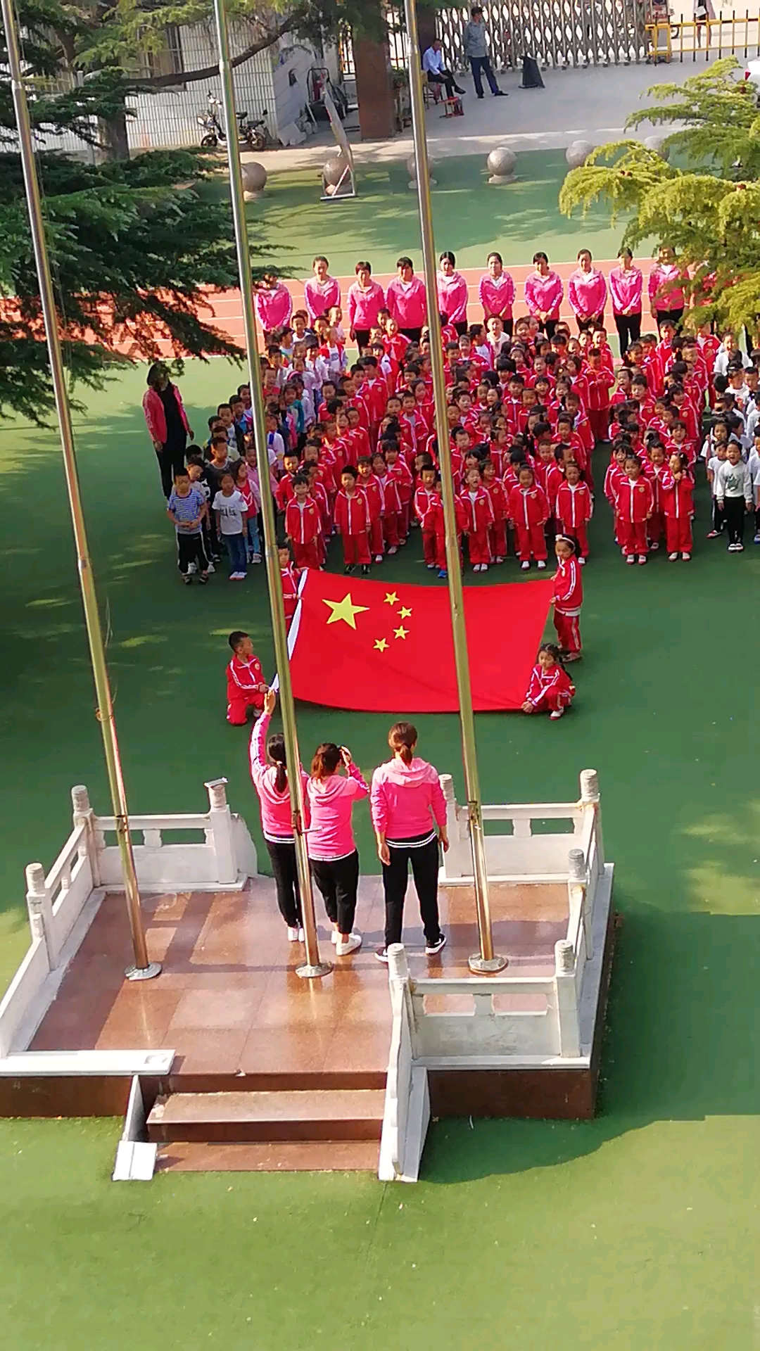 幼儿园的小朋友正在进行升国旗教育