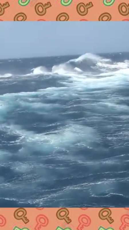 轮船航行深海,深海的大风大浪感觉像拍大片一样,真恐怖