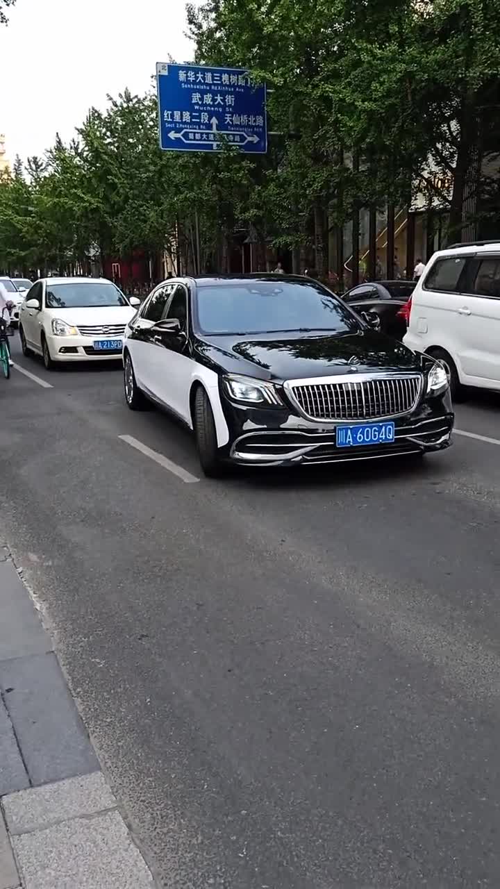 看到第一眼差点就看成纯迈巴赫了,这双拼色奔驰迈巴赫