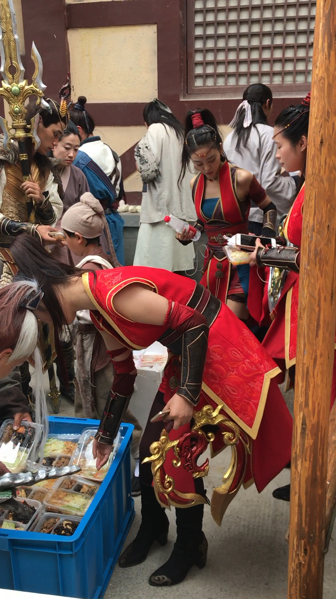 美女演员领盒饭