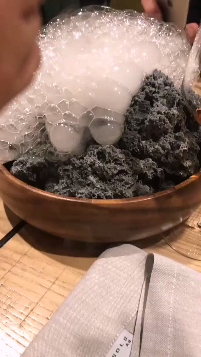 这泡沫是可以吃的,实际这是高分子料理.