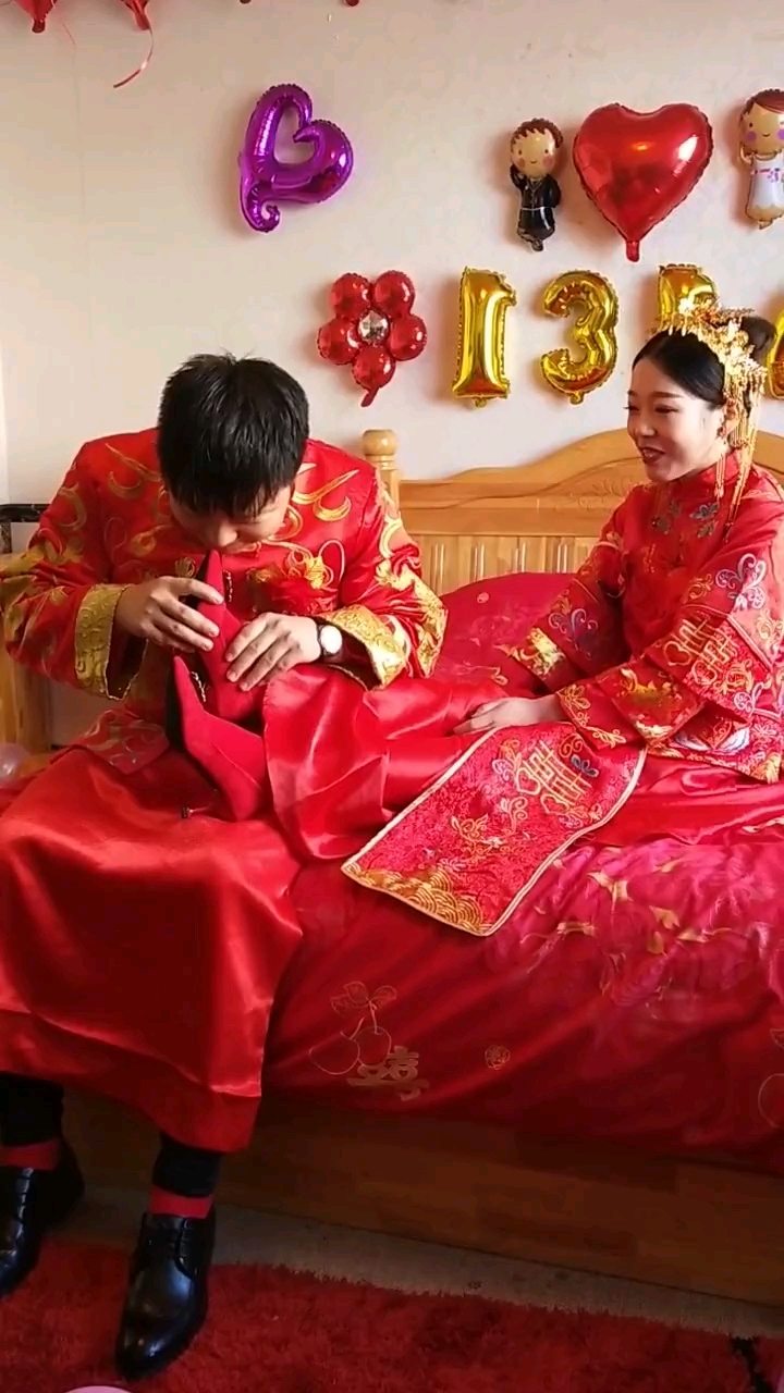 新郎亲脚亲的好认真啊!看来说是真爱