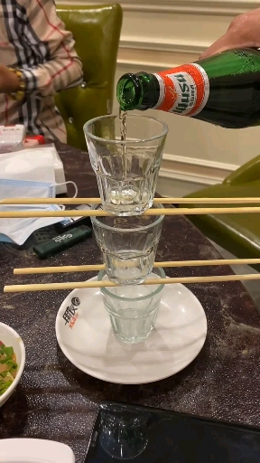 教你一次倒三杯酒