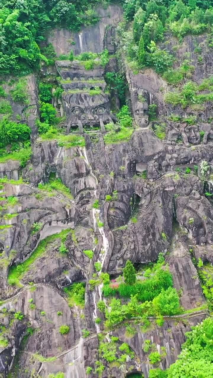 这尊巨型摩崖石刻"巴人鬼王"造像,高138米,宽217米,其中仅嘴宽就达20